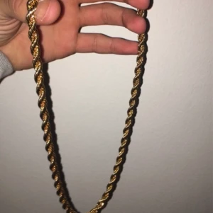 Cordell halsband 55-60cm lång - Ny och oanvänd Har ett underbart kistlås med en 18K stämpel på Väger ca 100gram 7mm bred