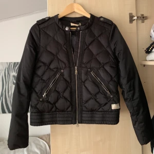 Jacka Odd molly - Kortare svart jacka i dun från Odd molly! Strl 1🥰 buda på!