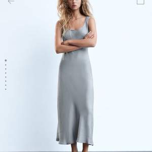 Intressekoll🚨 Funderar på att sälja denna helt nya oanvända klänning i satin då jag int har kvar kvittot. ✨Högst bud gälller, startbudet är 300kr 💕 ställ gärna frågor om du undrar något❤️