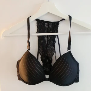 Ny - Helt ny bh från missya. Strl 70b. Min mormor jobbar på en bh affär så får massor av bh-ar av henne men använder inte bh☺️ superkvalle, håller i många många år utan att bygeln blir sämre. Köparen står för frakt 