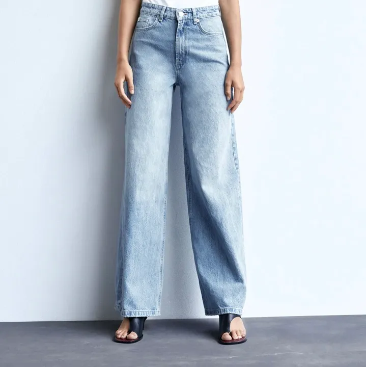 Säljer dessa sjuuukt snygga jeans från Zara, otroligt fina, helt nya, dm för fler bilder! Frakt tillkommer på 66 kr! Buda!!!❤️❤️❤️ jag är 167 och de är perfekta. Jeans & Byxor.