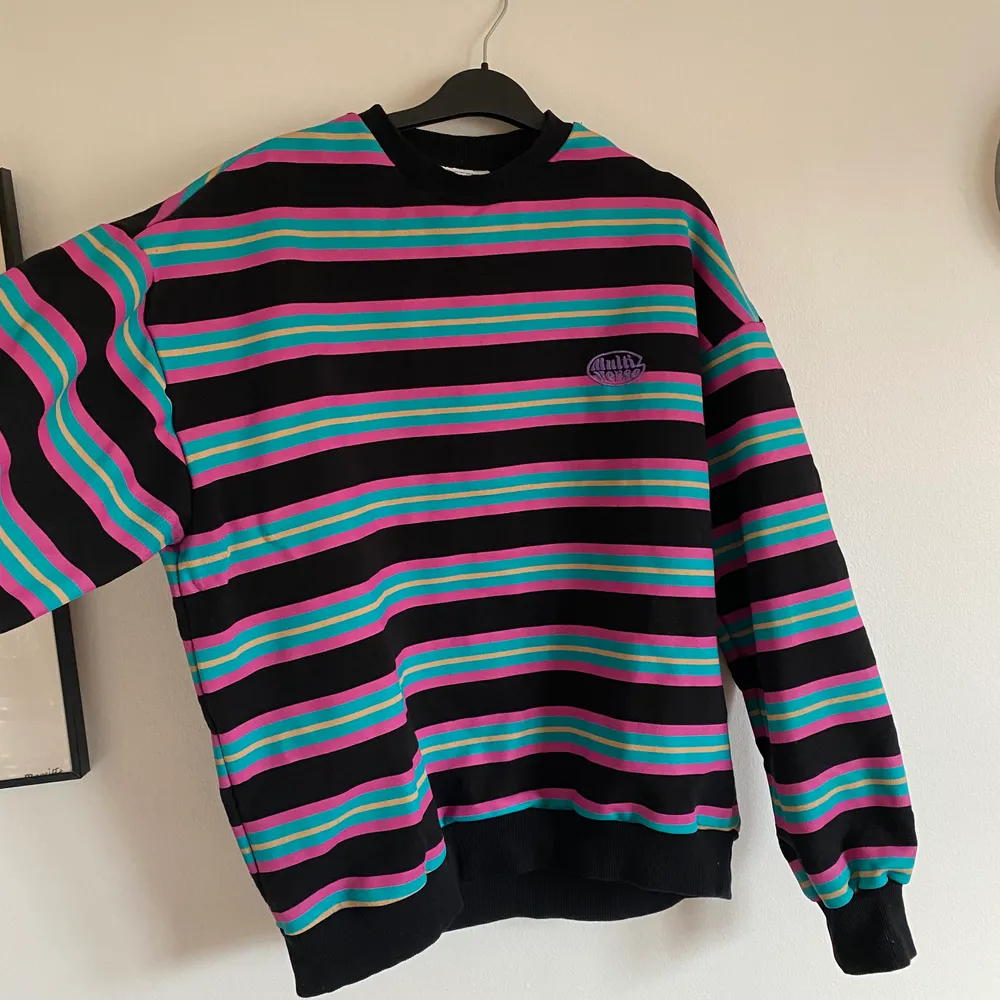 Säljer denna tjusiga tröja från junkyard som inte kommer till användning  längre. Den har crackat pyttelite på axeln (bild 3) men verkligen inget man tänker på och annars felfri! Köpt för 399kr. Frakt tillkommer😋. Hoodies.