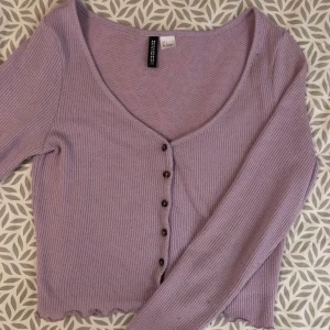 ljuslila kofta  - Jättefin ljuslila kofta/topp från H&M som tyvärr inte används längre. Lite nopprig men inget som stör! 💜