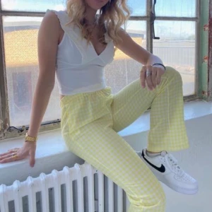 Kostymbyxor  - Säljer mina fina gula byxor från Design By Si. Kommer tyvärr inte lika mycket till användning längre då jag bytt stil helt! Ganska töjbara i tyget så passar mellan 32-36 beroende på hur man vill ha passformen. Frakt tillkommer 💕