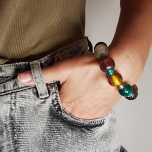 Färggalatt pärlarmband - Färglatt armband av pärlor i glas. Aldrig använt.