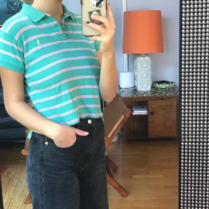 vintage topp Ralph Lauren strl s - Super söt topp från Ralph Lauren. Säljer eftersom den inte längre kommer till använding. Tröjan jag två knappar vid kragen och är grön med rosa färger. Färgerna syns tydligast på sista bilden. Osäker på fraktkostnaden 