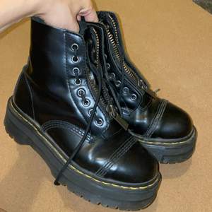 Almost new Doc Martens with a thick sole (Jadon), polished leather in the Sinclair model. Comfortable and waterproof