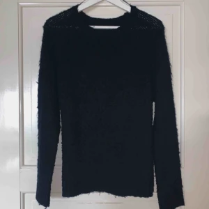  - Stilig stickad tröja från BikBok. Lite oversized i marinblå färg och bra skick. Fler bilder kan skickas och frakt tillkommer. 