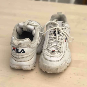 Fila shunky sneakers  - Ett par äkta fila skor! De är i helt okej skick då dem är använda ganska mycket (se bilden) Kan mötas upp annars betalar köparen för frakt💞