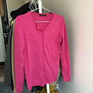  - Söt kofta från Esprit i världens skönaste material, går att ha uppknäppt/knuten eller bara som den är. Sparsamt använd! 