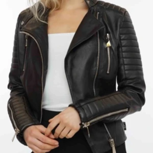  - Klassisk skinnjacka som är perfekt nu till våren och passar med precis allt. Välanvänd men i fint skick, ser  ut som ny.  Nypris: 699kr