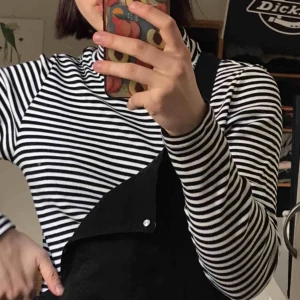  - Oanvänd polo från monki, super mjuk och skön🥰 Frakt tillkommer, betalning sker via swish💕 bara att skicka ett meddelande vid frågor/om du vill ha fler bilder mm🥳 går alltid att pruta 
