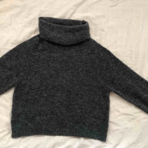  - Mörkgrå stickad polotröja. Använd bara ett fåtal gånger.
