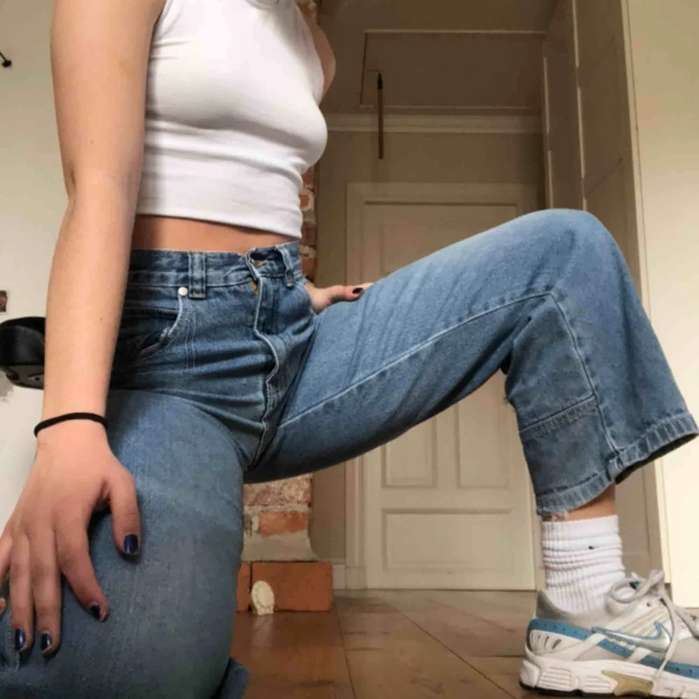 Högmidjade blå jeans med lite coola detaljer  . Jeans & Byxor.