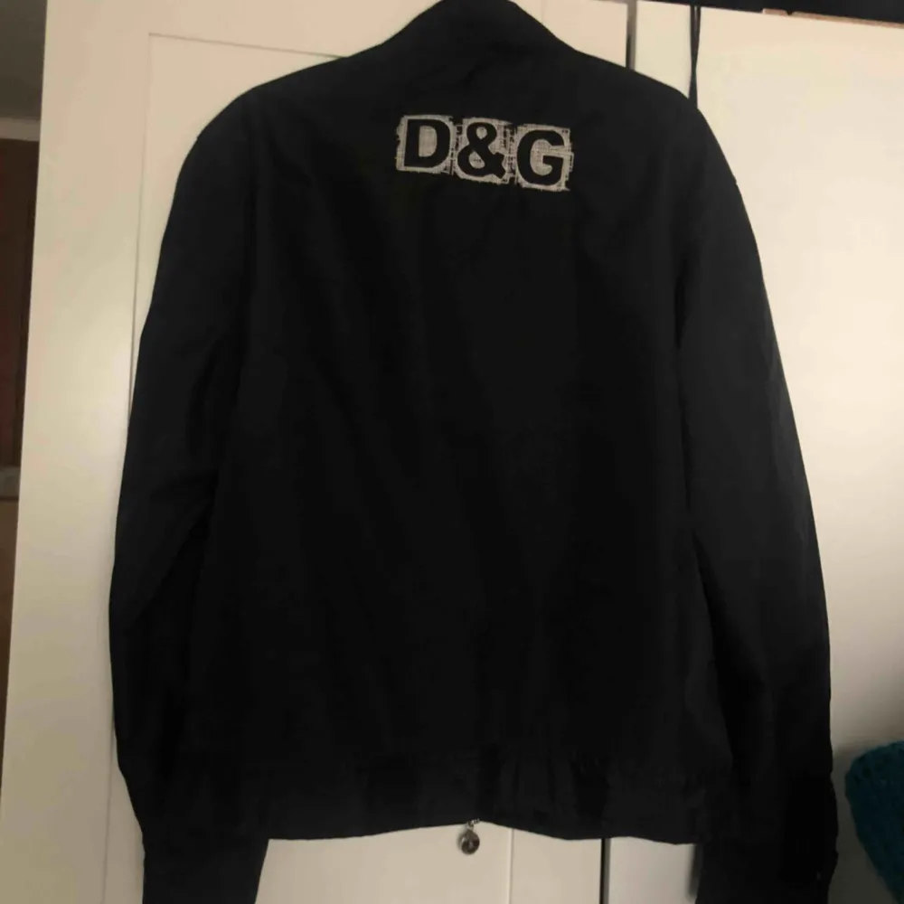 D&G biker jacket från Milano 🌷🌷 säljer pga rensar min gaderob och den inte längre används. really cool, står storlek L men sitter som en M påväg till L . Jackor.