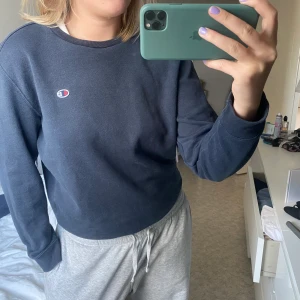 Sweatshirt från champion - Mörkblå sweatshirt från champion i storlek s. I fint skick. 