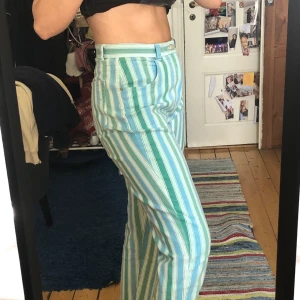 Randiga byxor - Svalt jeans tyg. Högmidjade läng=går ner till anklarna på mig som är 173cm. Svin snygga. Ganska Stretchiga! 