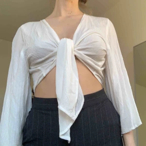  - Knytblus från Monki. Strl S men väldigt rymlig, passar med säkerhet M och kanske även L. Använd en gång. Möts upp i Malmö eller fraktas. 