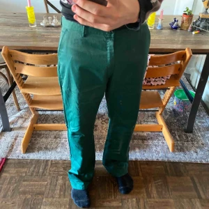  - Skit balla byxor med fickor på olika ställen och i grön färg. Kan gå ner till 150kr för en snabbaffär alltså upp hämtning hos mig dagen där på. Öppen till frågor och bud!