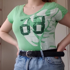 Peak Performance T-shirt stl S - Det står M på lappen men passar mer XS-S. Måttligt använd och i fint skick. Köparen står för frakten!