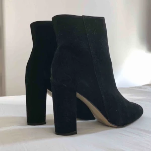  - Skor i nyskick från Public Desire. Helt syntetiska. (Frakt tillkommer om den ska skickas)