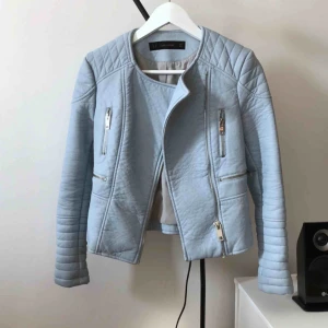  - En supersnygg fake ”läder”jacka från Zara. Knappt använd. (Frakt tillkommer om den ska skickas)