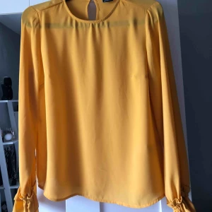  - Blus från Gina tricot. Helt oanvänd