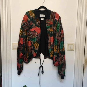  - Underbar bomberjacka med pärlor och paljetter övertill, köpt av en vän. OBS! Trådig på många ställen kring axlarna. Möts upp i centrala stockholm annars tillkommer frakt 🌸