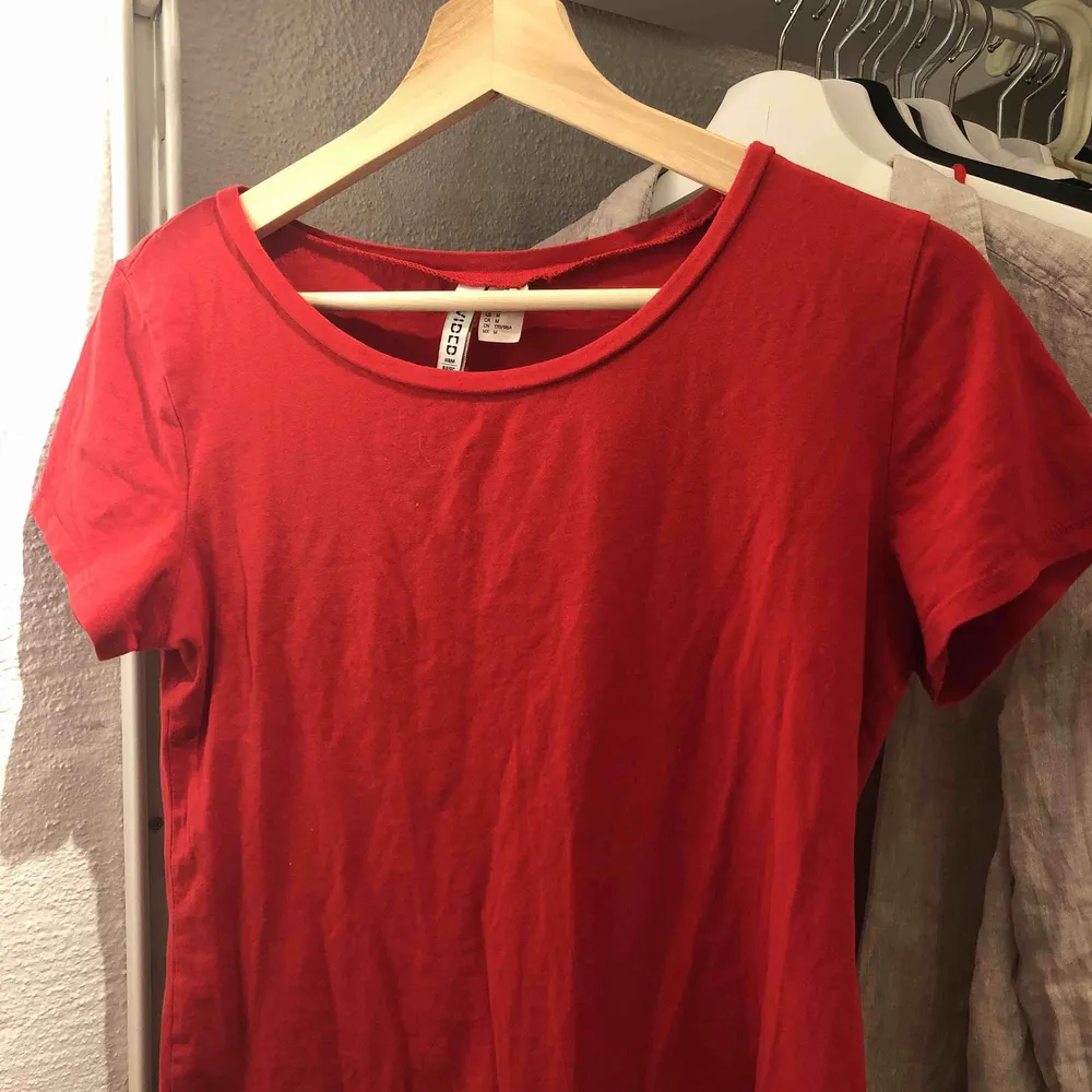 Röd enkel tshirt från H&M i storlek M.  Kan mötas upp i gävle eller frakta!🥰❤️. T-shirts.