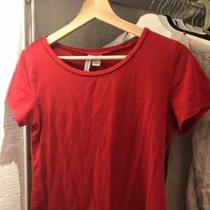Röd enkel tshirt från H&M i storlek M.  Kan mötas upp i gävle eller frakta!🥰❤️