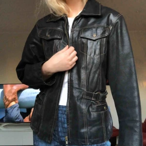  - Cool skinnjacka som går in i ryggen! Passar även en XS! Jackan är i väldigt bra skick och är använd ca 2 gånger☺️