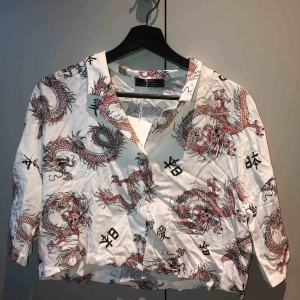  - T shirt topp från Bershka med ett superfint mönster. Även helt oanvänd med prislapp kvar. 