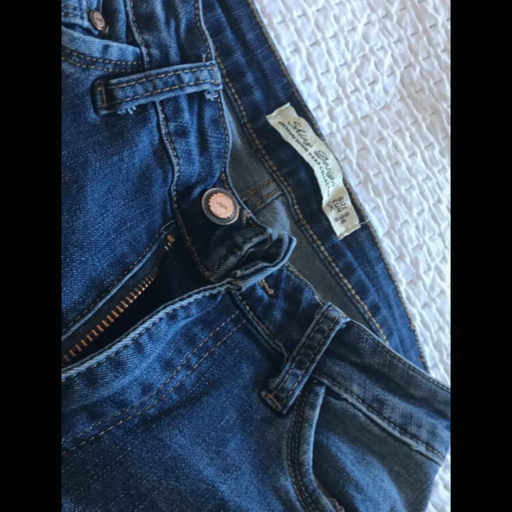 Väldigt fina jeans: - Stl. 36/ S - I kort modell  - Har slitningar och fina detaljer - Slits vid slutet - Pris: 100kr + frakt🛍 . Jeans & Byxor.