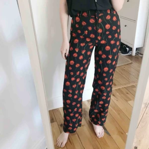  - Blommiga byxor i strl 34 från H&M! Fina och sköna, mycket sparsamt använda och i jättefint skick🌹
