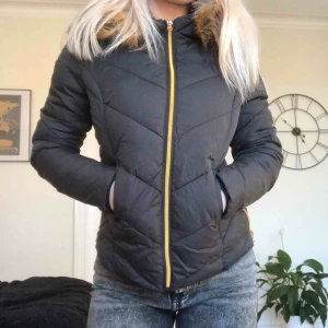  - Whitehorse Jacket från Svea med avtagbar päls. Orginalpris 2295 kr så riktigt bra pris för en jacka i så pass gott skick. 