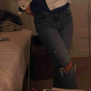 Zara jeans  - Jag säljer ett par skitfina jeans ifrån Zara i storlek 38, säljs då de är lite för stora i midjan 