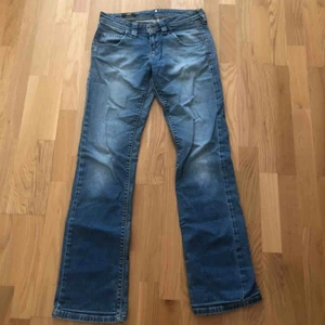  - Lee jeans storlek 29 mer än 28.