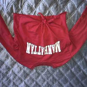 Fin röd croppad knyt tröja från H&M💕 Lite använd men den är i bra skick (vet ej vrf bilden hamnade upp och ner men aja) Skriv för mer info🥰