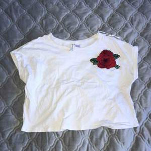 H&M Divided croppad t-shirt med ett tryck💕 Väldigt fin och bara använd tre gånger ungefär så den är i nyskick  Skriv för mer info🥰