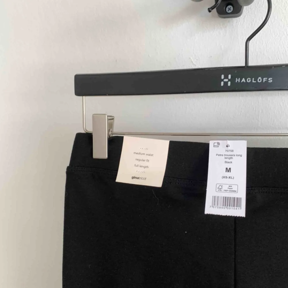 Byxor eller leggings från Gina Tricot i storlek M. Modellen är Petra trousers long length (medium waist, regular fit, full length). Aldrig använda. 💗. Jeans & Byxor.