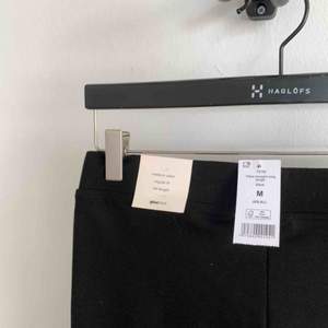 Byxor eller leggings från Gina Tricot i storlek M. Modellen är Petra trousers long length (medium waist, regular fit, full length). Aldrig använda. 💗
