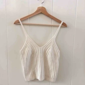 Linne - Ett superfint gräddvitt linne av lite tjockare material som jag själv aldrig använt💜