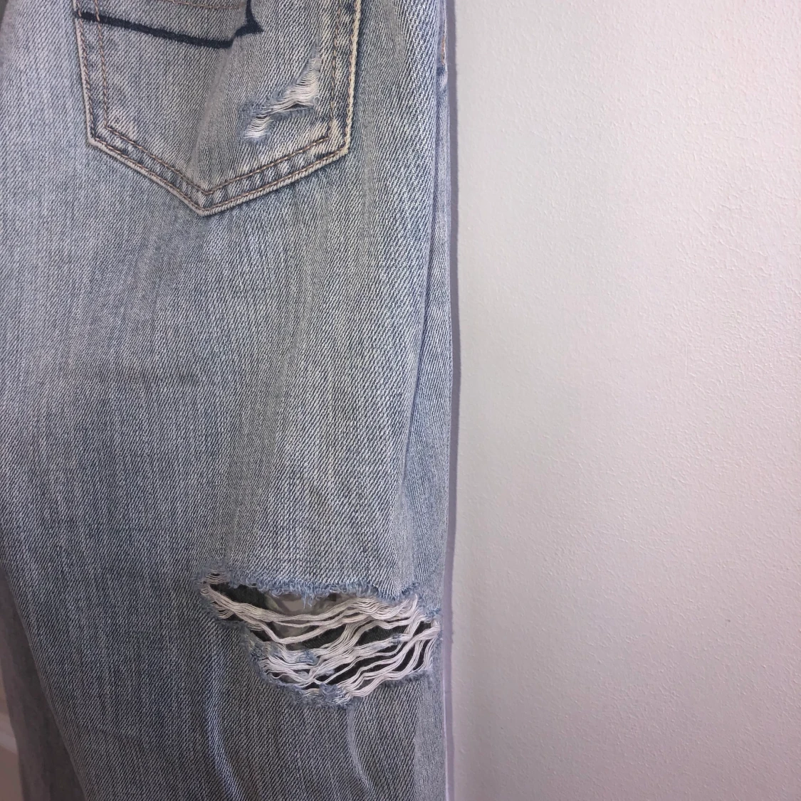 Slitna jeans storlek 6 us från american eagle  - 91