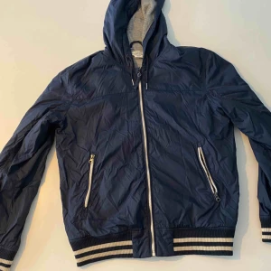  - Blå jacka från H&M. 
