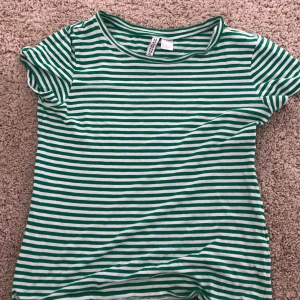  - Fin grön och vit randig tröja. Sjukt mjukt material och passar dig som vill sticka ut