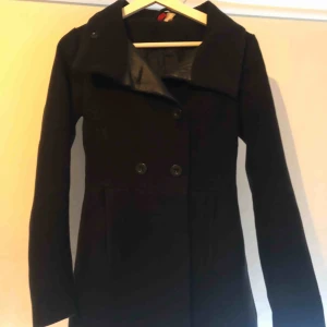  - Kappa i fint skick som framhäver midjan väldigt fint🥰