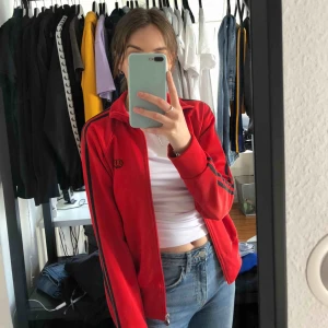 Fred Perry full zip - Fred Perry full zip i röd med svarta detaljer. Nypris 1000kr. Som i nytt skick. Frakt inkluderat i priset. Kontakta mig för ytterligare bilder.
