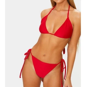 Snygg röd knytbikini - Oanvänd bikini som man knyter. Både toppen och bottom är strl 40! True to size. 135kr med gratis frakt!