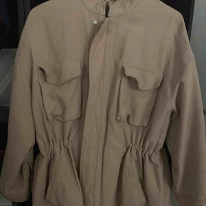  - Riktigt snygg jacka nu till våren med dragsko i midja som man kan justera hur man vill!🌝 Lite större i storleken på mig!  Köparn står för frakten!🌸🌸🌸