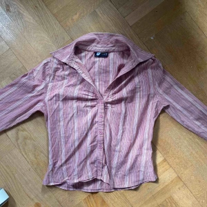  - säljer den här jättefina blusen/skjortan som jag köpte på humana för ett tag sen, aldrig använd så bra skick! Retro typ 70tals vibe 